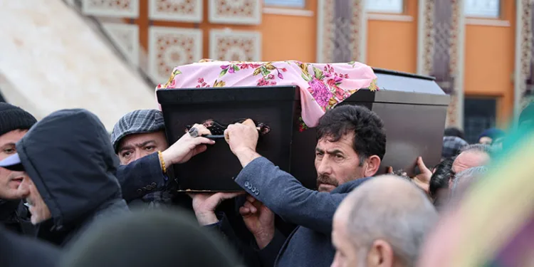 Isparta’da evinde ölü bulunan öğrenci, Sivas’ta defnedildi