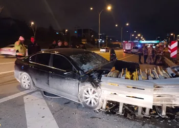 Kontrolden çıkan otomobil bariyere çarptı: 3 yaralı