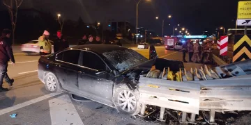 Kontrolden çıkan otomobil bariyere çarptı: 3 yaralı