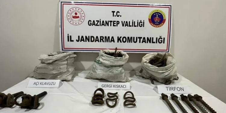 Tren raylarını çalarken suçüstü yakalandılar