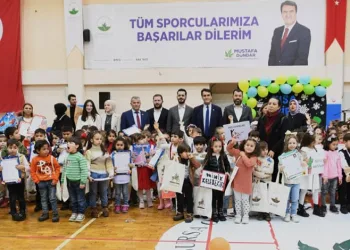 Minik öğrenciler karnelerini Mustafa Dündar’dan aldı