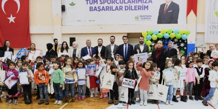 Minik öğrenciler karnelerini Mustafa Dündar’dan aldı