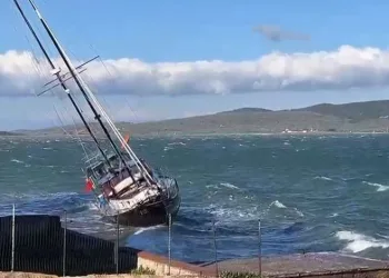 Ayvalık’ta fırtına hayatı felç etti
