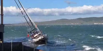 Ayvalık’ta fırtına hayatı felç etti