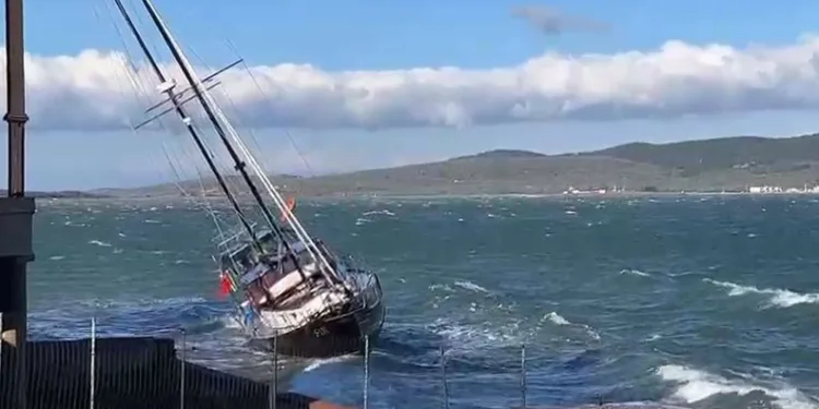 Ayvalık’ta fırtına hayatı felç etti