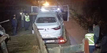 Şarampole yuvarlanan otomobilden 2 genç burnu bile kanmadan kurtuldu