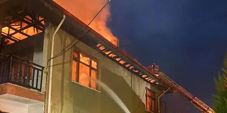 Bacadan çıkan yangın evi kullanılamaz hale getirdi