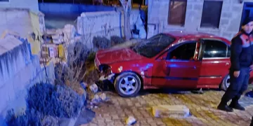 Kontrolden çıkan otomobil iş yerinin bahçesine uçtu