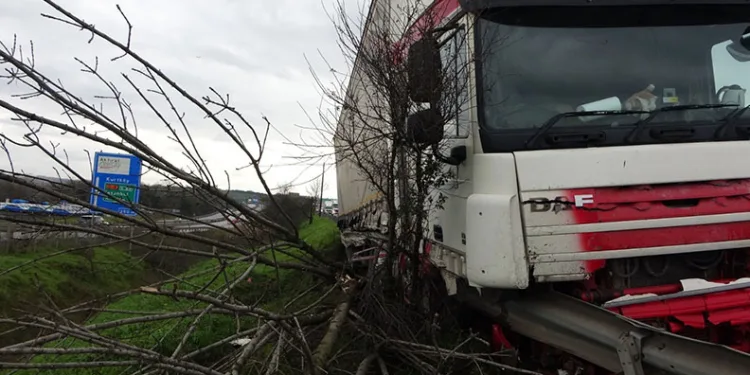Lastiği patlayan tır park halinde olan otomobile çarptı.