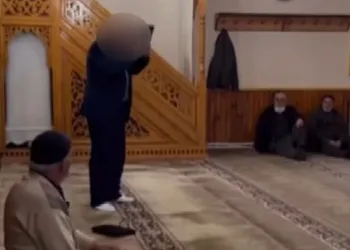 Kuran-ı Kerim’e ayağıyla basan kişiye ev hapsi