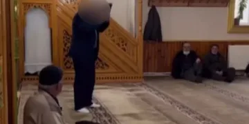 Kuran-ı Kerim’e ayağıyla basan kişiye ev hapsi