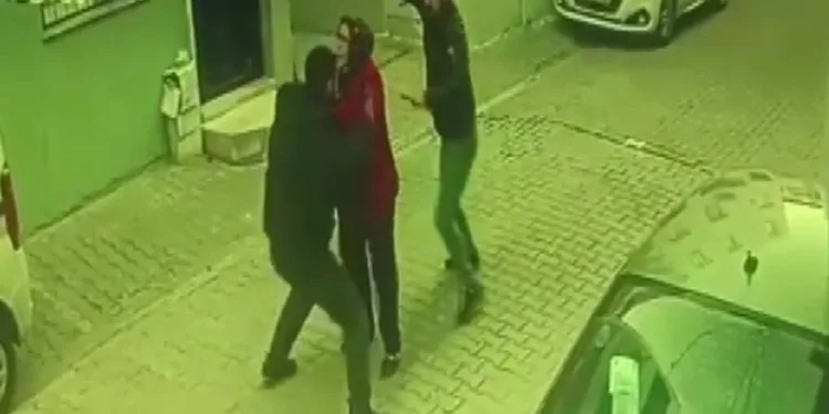 İzmir’deki düelloda tabancayla yaralama anı kamerada