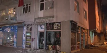 Ataşehir’de binanın balkonu çöktü