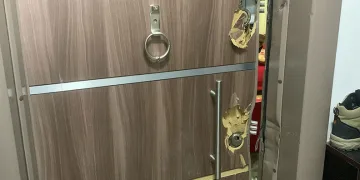 Bileğini kesip kız arkadaşına fotoğrafını attı