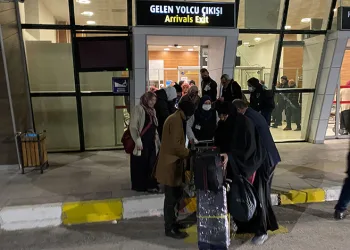 Umre kafilesini taşıyan uçakta şüpheli paket alarmı