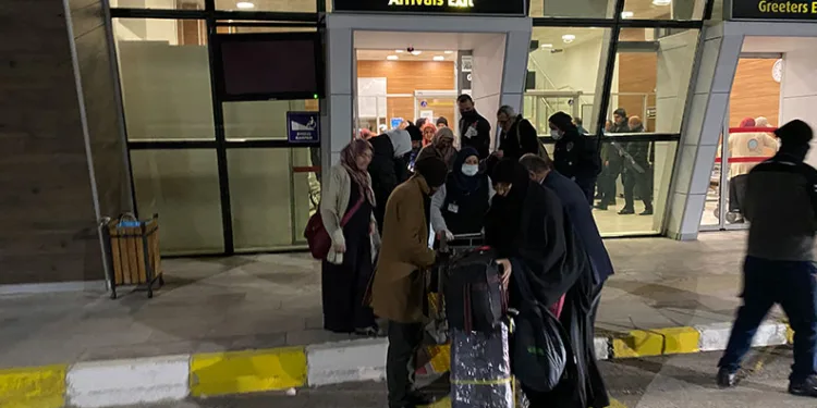 Umre kafilesini taşıyan uçakta şüpheli paket alarmı
