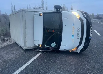 Konya’da kargo kamyoneti devrildi: 1 ölü