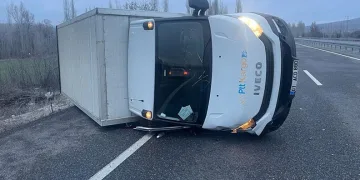 Konya’da kargo kamyoneti devrildi: 1 ölü