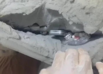Torbacı uyuşturucuları yatağın içerisine gizlemiş
