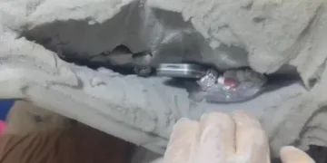 Torbacı uyuşturucuları yatağın içerisine gizlemiş