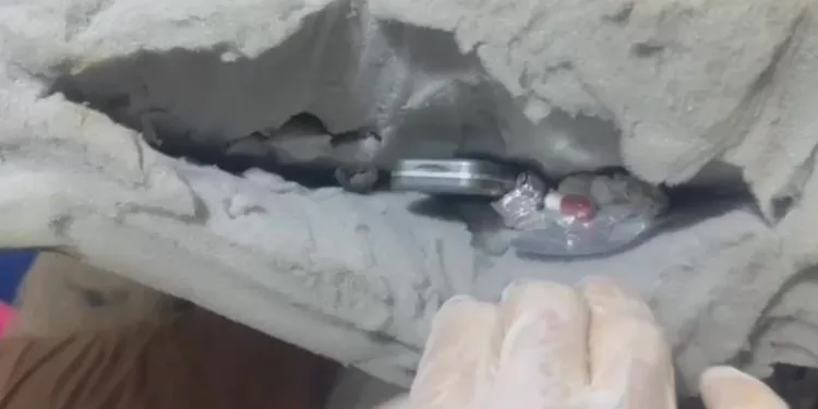 Torbacı uyuşturucuları yatağın içerisine gizlemiş