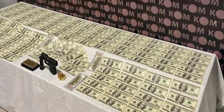 İş yerine sahte bin 200 ABD doları vermek isterken yakalandı