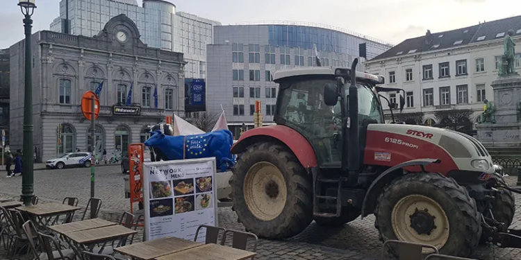 Avrupa Parlamentosu önünde çiftçilerden protesto