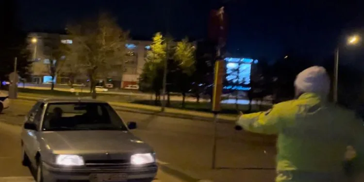 Bursa’da polisi gören geri vitese taktı