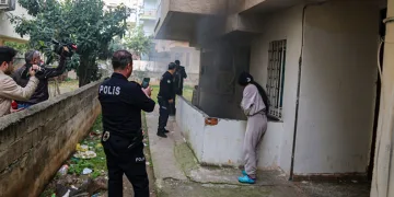 Antalya’da oto tamirhanesinin deposunda korkutan yangın