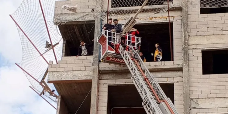 Çalışırken düşen işçiyi ölümden file kurtardı