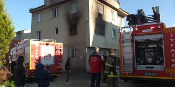 Madde bağımlısı genç oturduğu evi ateşe verdi