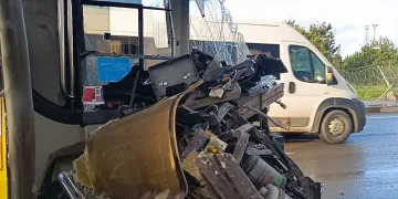 Otobüs park halindeki kamyona çarptı: 5 yaralı