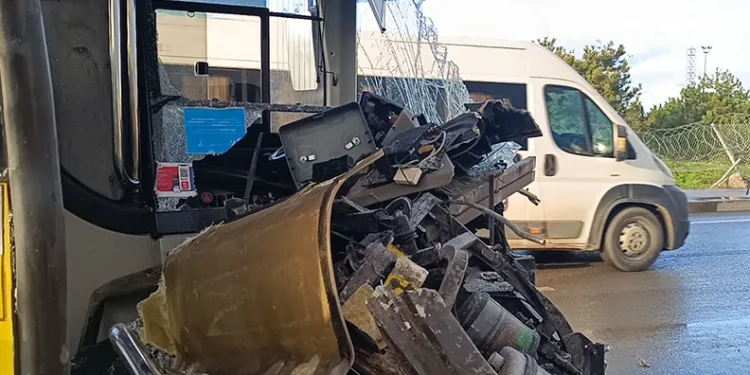 Otobüs park halindeki kamyona çarptı: 5 yaralı