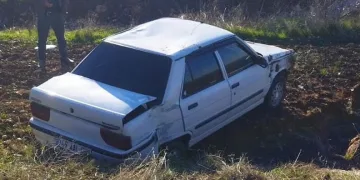 Otomobil şarampole yuvarlandı