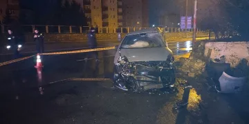 Kontrolden çıkan araç duvara çarptı: 2 yaralı