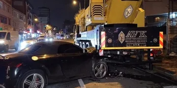 Otomobil park halindeki vince çarptı