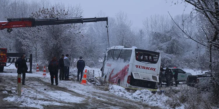 6 kişiye mezar olan yolcu otobüsünden geriye enkazı kaldı