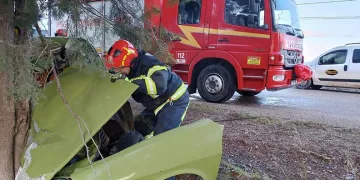 Yol kenarındaki ağaca çarpan otomobil hurdaya döndü