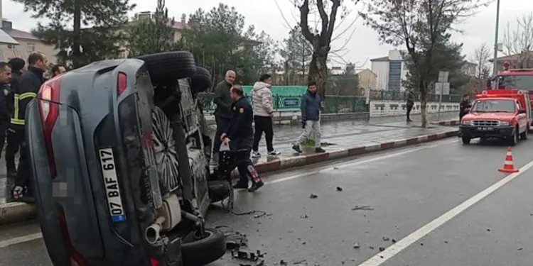 Siirt’te refüje çarpan otomobil takla attı