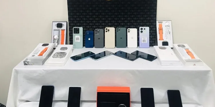 Polisten kaçak cep telefonu operasyonu