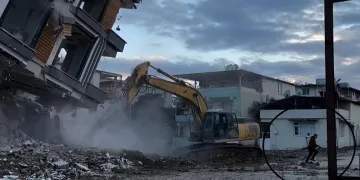 Bina çökünce operatör kaçarak canını kurtardı
