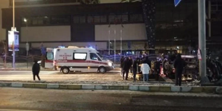 Aydınlatma direğine çarpan cip yan yattı: 6 yaralı