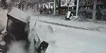 Sürücüsünü gasp edip kaçırdıkları otomobille kaza yaptılar