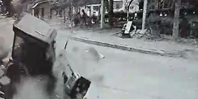 Sürücüsünü gasp edip kaçırdıkları otomobille kaza yaptılar