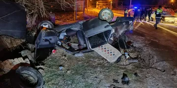 Takla atıp ters dönen otomobilde 4 kişi yaralandı