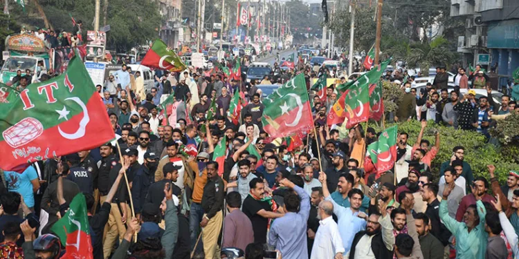 Pakistan’da Imran Khan’ın destekçileri polisle çatıştı: 7 yaralı