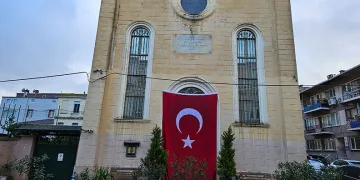 Saldırının düzenlendiği kiliseye Türk bayrağı asıldı
