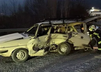 Otomobilde sıkışan iki yaralıyı itfaiye kurtardı