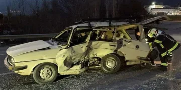 Otomobilde sıkışan iki yaralıyı itfaiye kurtardı
