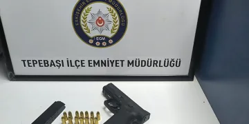 Polise mukavemet gösteren şahısların aracından tabanca çıktı